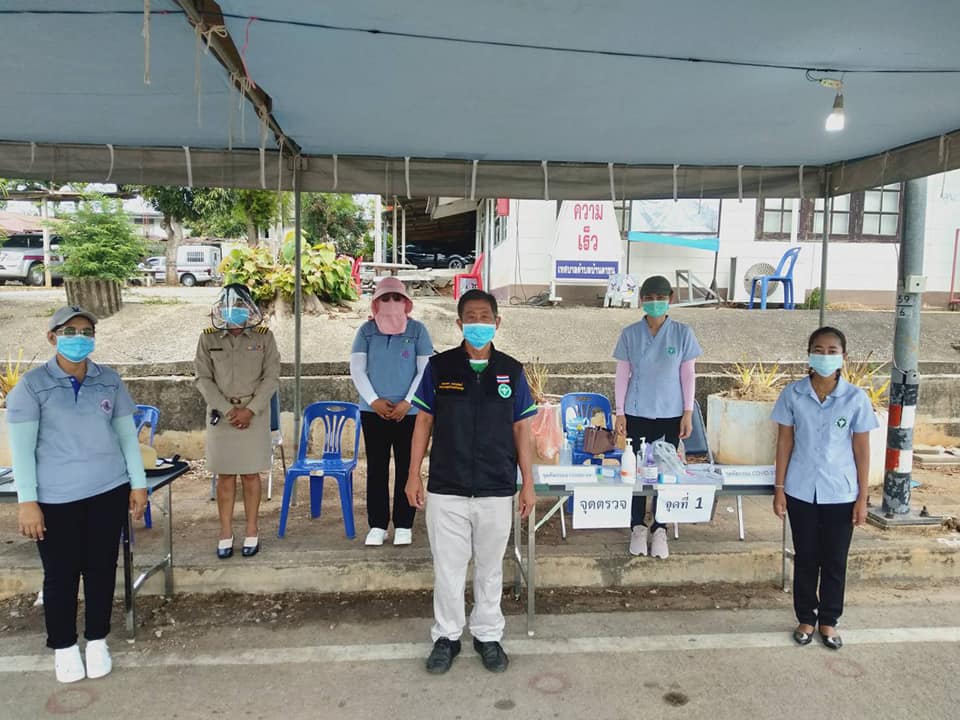 วันที่ 4 - 5 เมษายน 2563 เจ้าหน้าที่สาธารณสุขประจำจุดคัดกรอง ในการตั้งจุดตรวจการควบคุมการเเพร่ระบาดของโรคติดเชื้อ COVID-19 ณ หน้าสถานีภูธรอำเภอบ้านตาขุน เพื่อคัดกรองผู้เดินทางทั้งชาวไทยเเละชาวต่างชาติ เป็นหนึ่งในมาตรการการเฝ้าระวัง ควบคุม ป้องกันการเเพร่ระบาดของโรค โดยเเบ่งเป็น 3 ผลัดปฏิบัติงานตลอด 24 ชั่วโมง จนถึงวันที่ 30 เมษายน 2563